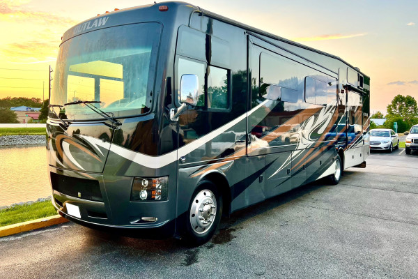 Fully Load 2017 Class A Thor Motor coach Outlaw 38RE