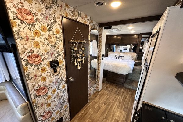 Silver Glitter RV - 2024 Upgrades - Near Airport - Pet-Friendly