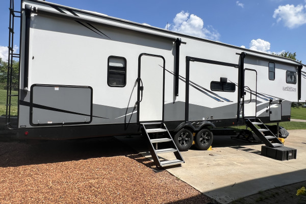 2022 FR Impression - 41 ft Pet Friendly Massive Mansion on Wheels, 8 Guests