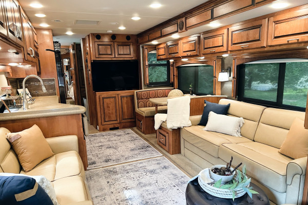 ★ 2011 Monaco Knight Class A Rental in Florida Keys ★ Free Delivery