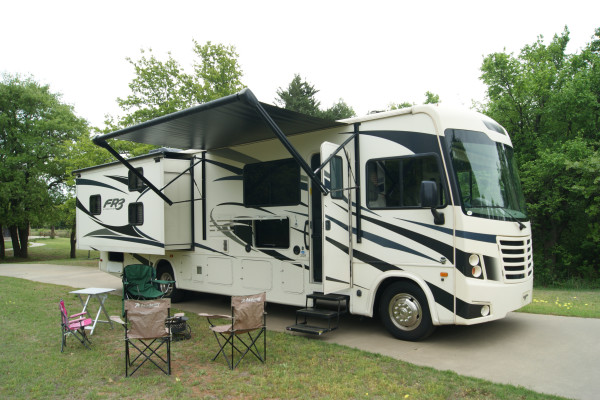 Harvey the RV- King bed, 2 A/Cs, Sleeps 8