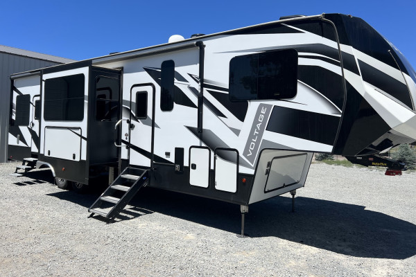 Luxurious 2020 Dutchmen Voltage 3635