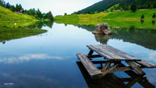 le Lac des Confins vu en été sous la chaine des Aravis