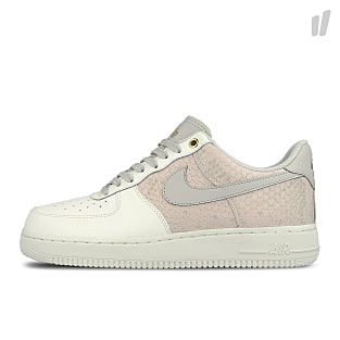 Nike air force 1 07 lv8 sail hotsell bone & metallic gold