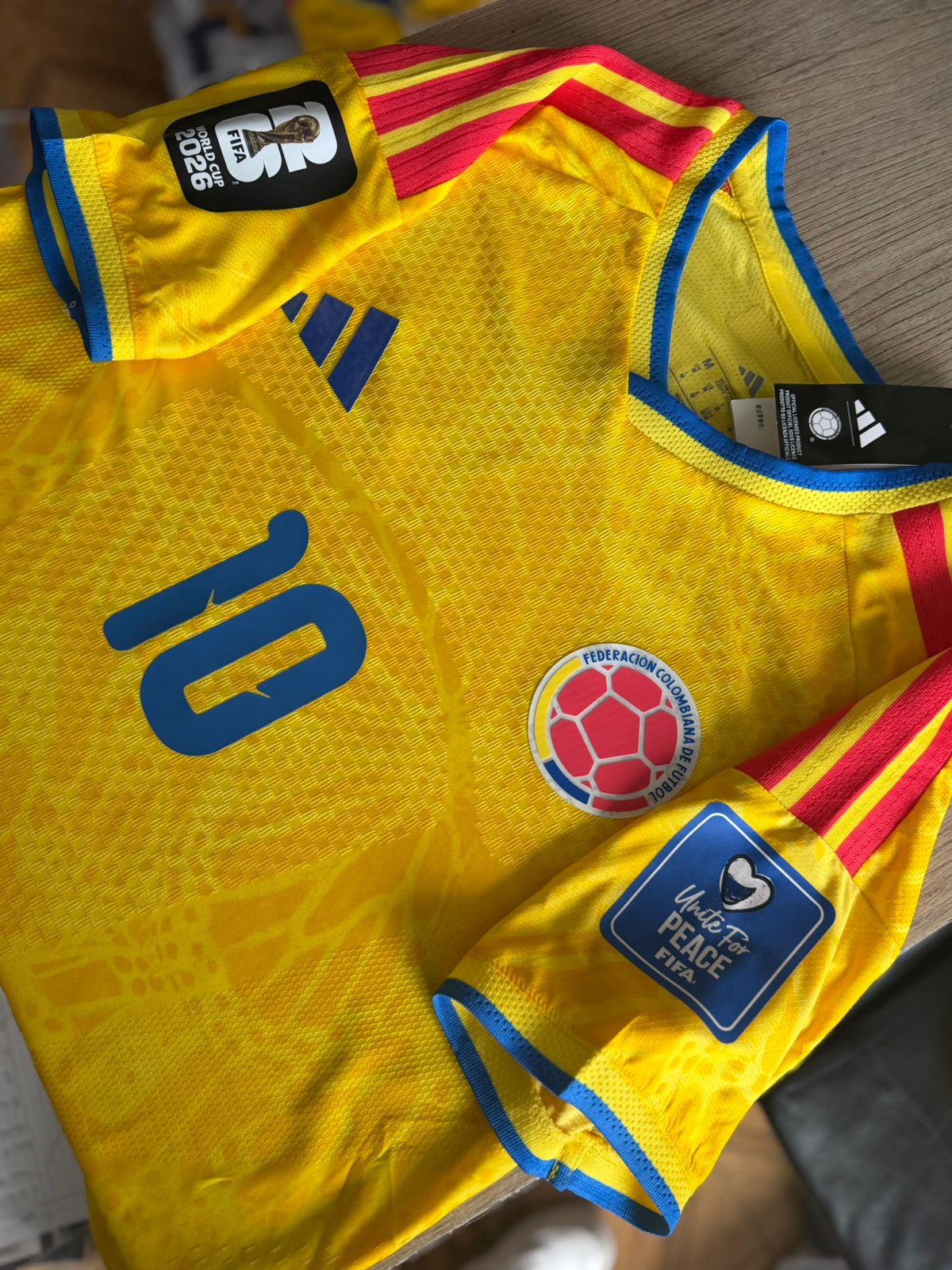 CAMISETA OFICIAL SELECCIÓN COLOMBIA COPA MUNDO 2026 LOCAL vista 2