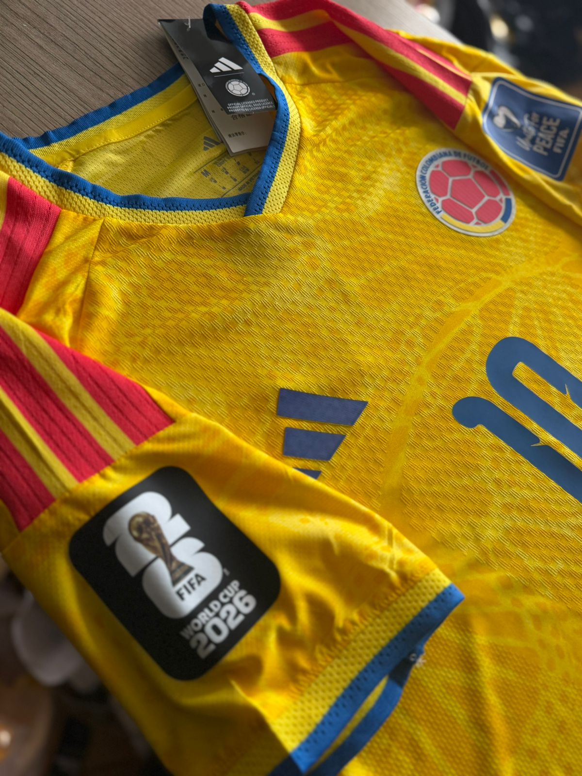 CAMISETA OFICIAL SELECCIÓN COLOMBIA COPA MUNDO 2026 LOCAL vista 3