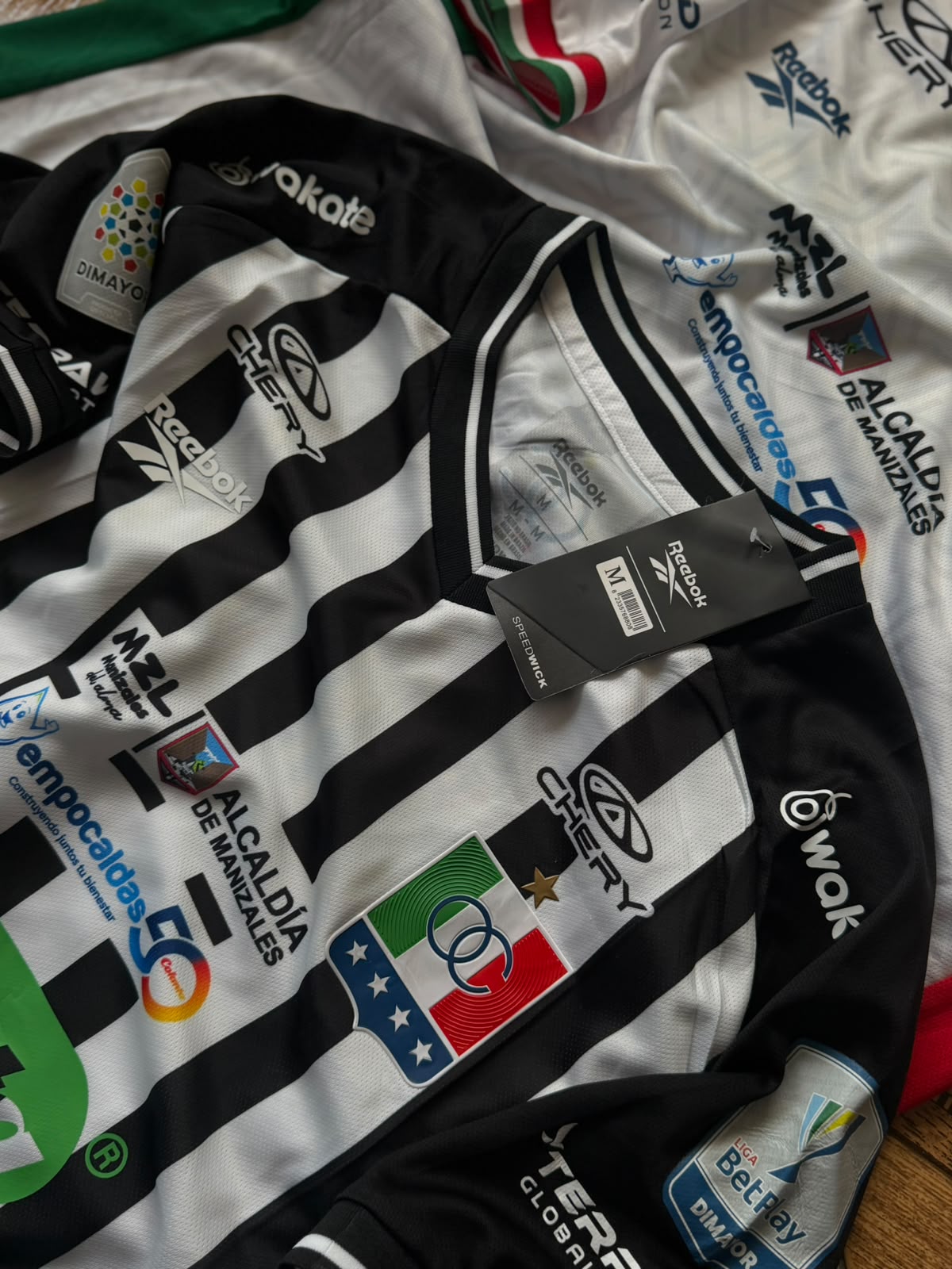CAMISETA OFICIAL ONCE CALDAS LOCAL-VISITANTE 26/27 FULL PATROCINADORES CALIDAD GAMA ALTA ETIQUETA ORIGINAL DE REBOOK vista 5