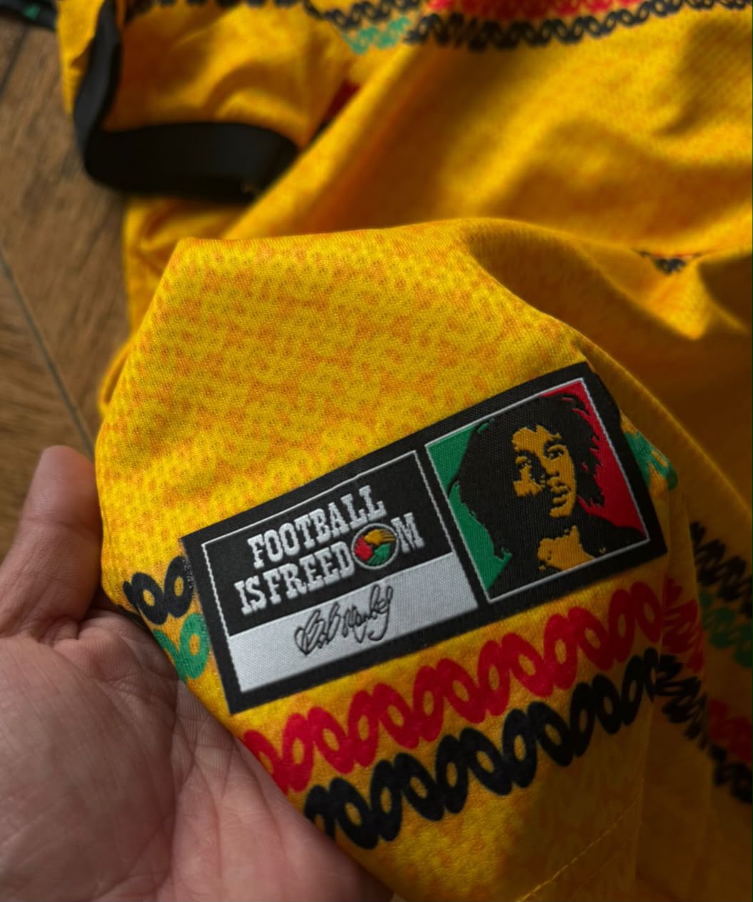 ¡¡POR TIEMPO LIMITADO!! CAMISETA OFICIAL JAMAICA VERSIÓN ESPECIAL BOB MARLEY AMARILLA-NEGRA vista 4
