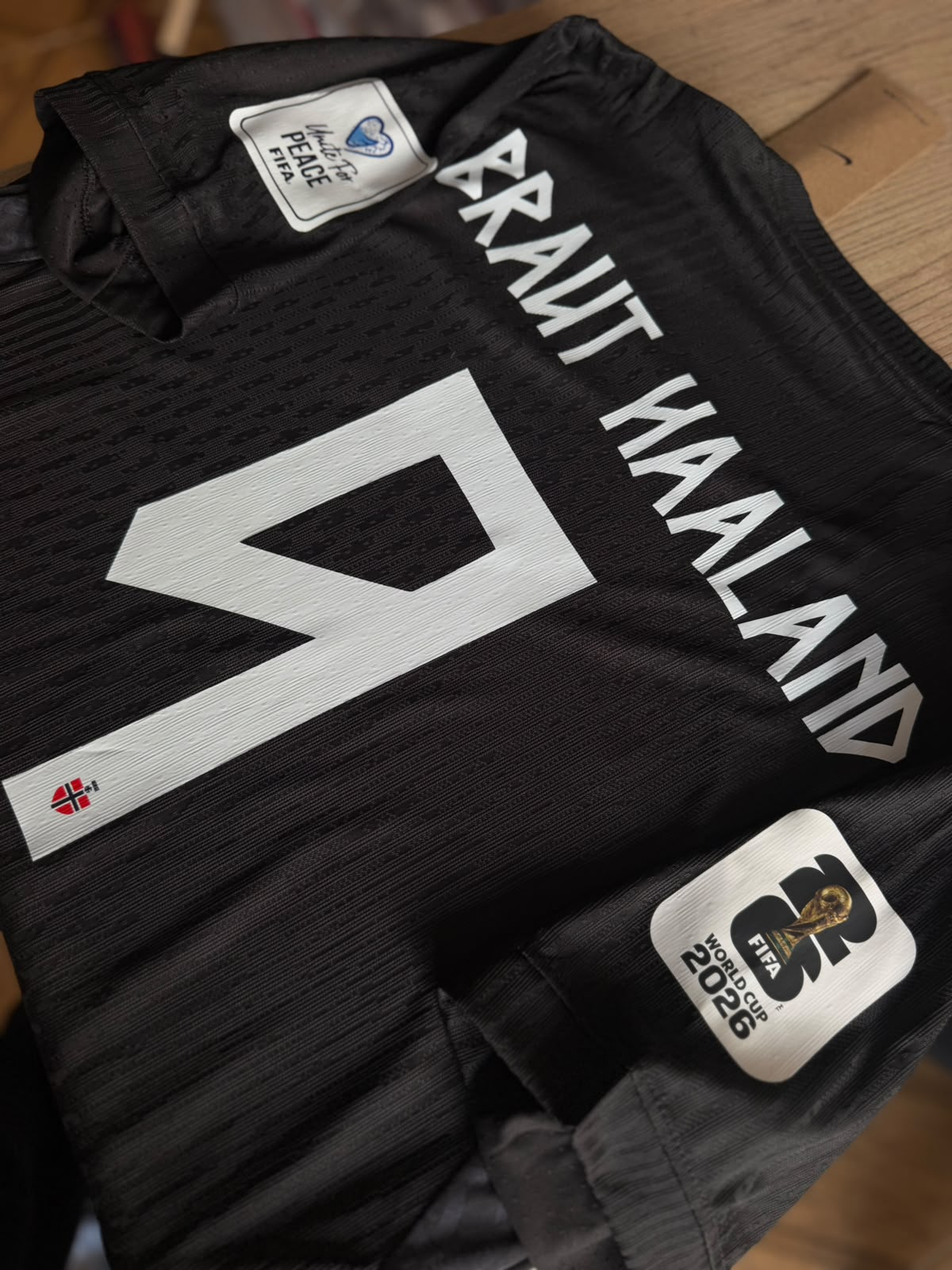 CAMISETA NEGRA OFICIAL DE NORUEGA-VISITANTE ETIQUETA OFICIAL DE NIKE ERLING HAALAND vista 2