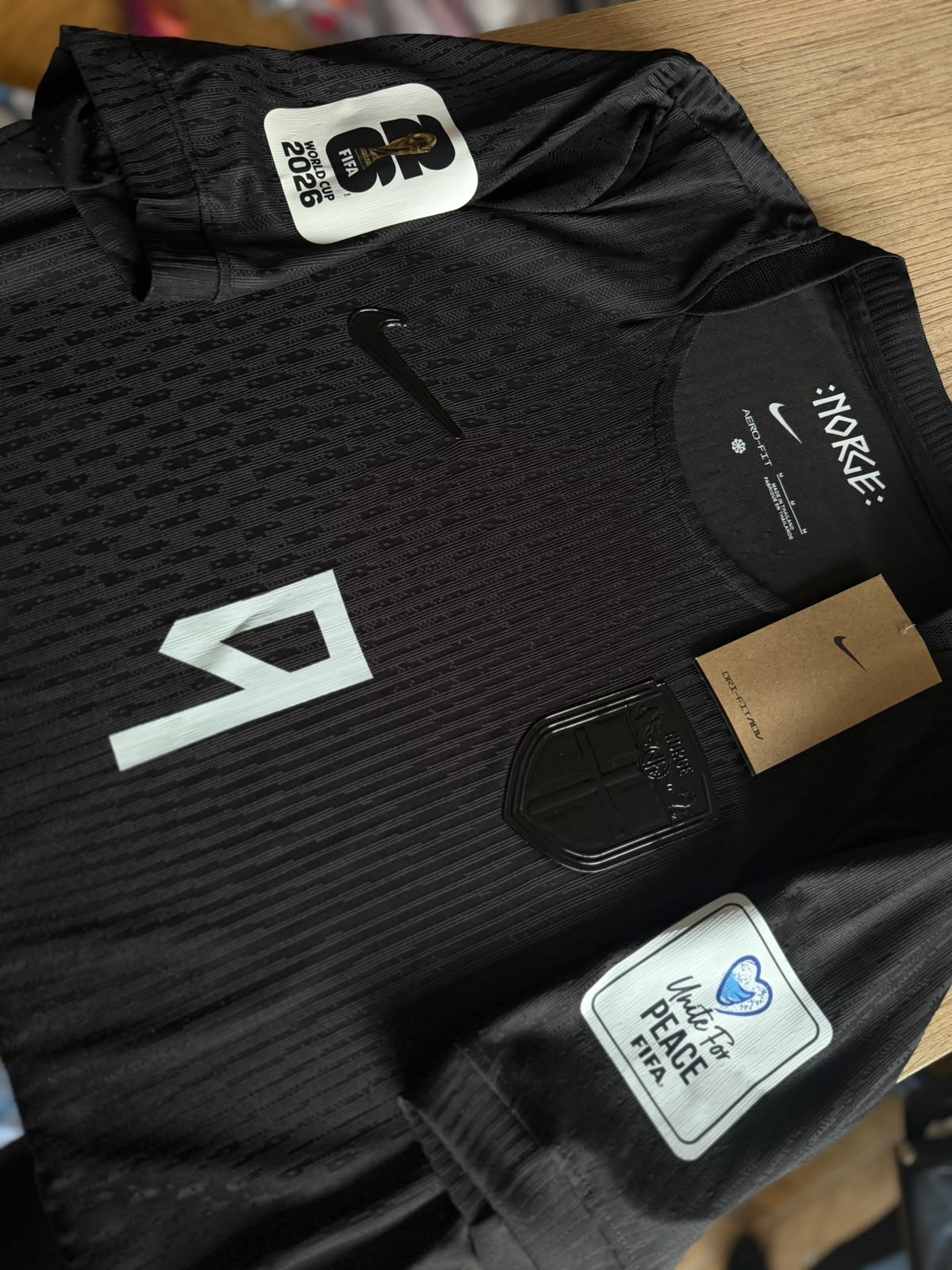 CAMISETA NEGRA OFICIAL DE NORUEGA-VISITANTE ETIQUETA OFICIAL DE NIKE ERLING HAALAND vista 3