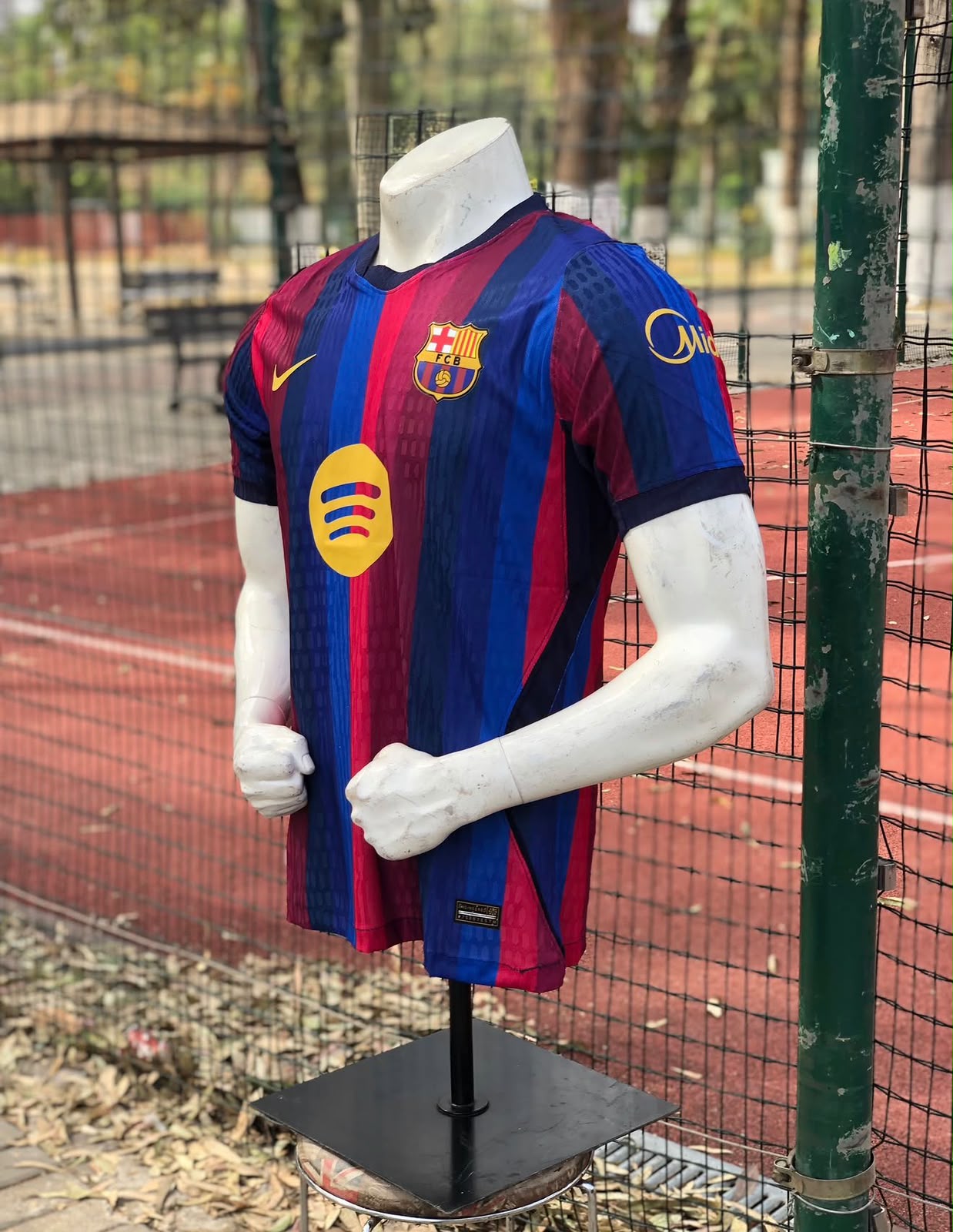 CAMISETA OFICIAL FC BARCELONA PERSONALIZABLE CON DORSAL Y NÚMERO DE TU JUGADOR FAVORITO (TODA LA PLANTILLA DISPONIBLE INCLUYE NUEVAS CONTRATACIONES) 26/27 vista 2