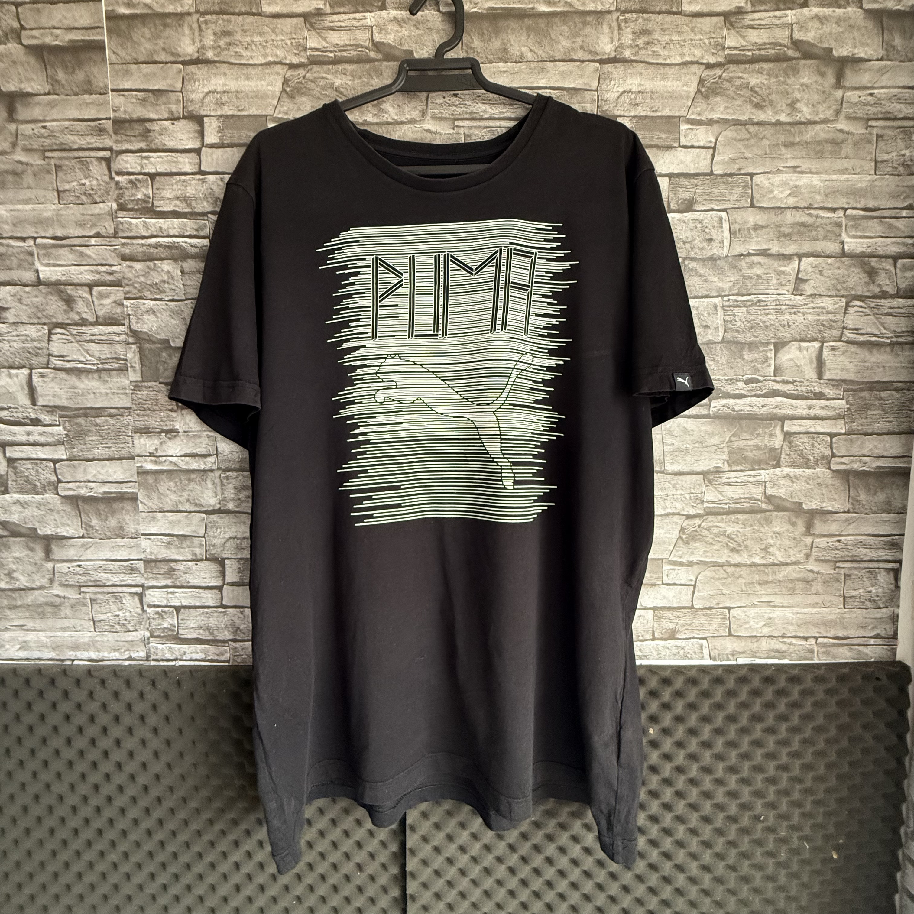 Camiseta PUMA Negra de Manga Corta | Talla XL | Estampado Gráfico Frontal | Estilo Deportivo Casual
