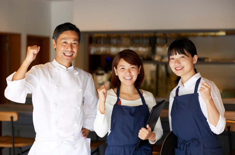 店舗で笑顔で接客する特定技能スタッフ