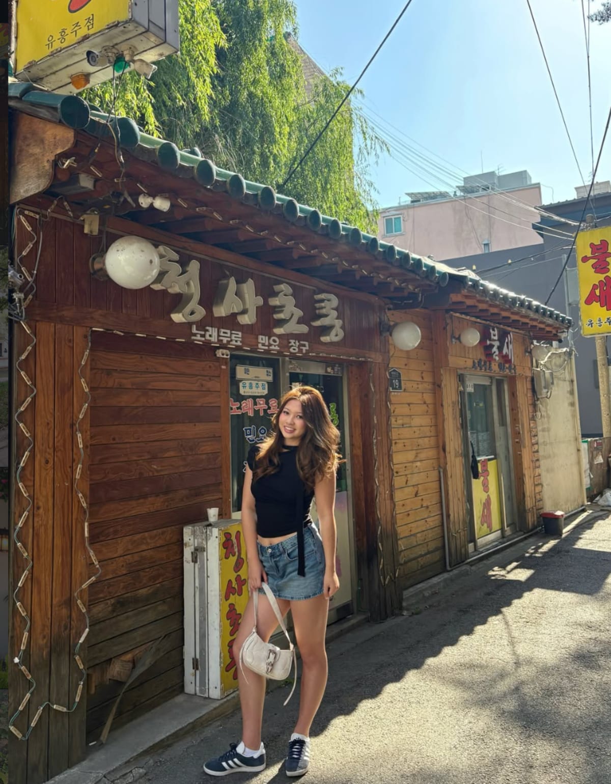 Katelynn Zhou abroad