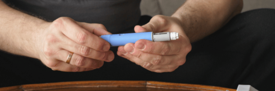 holding mounjaro pen
