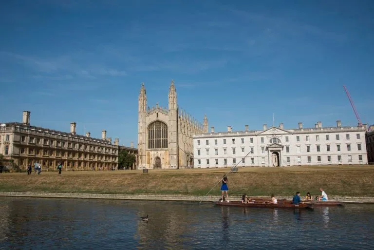 Summer-school-students-punting-down-the-River-Cam-in-Cambridge