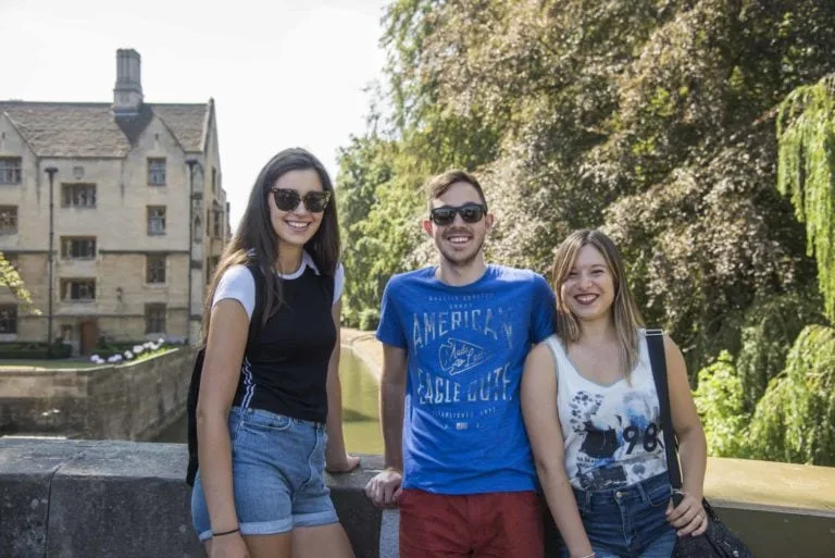 Oxford-Summer-Courses-students-enjoying-a-sunny-day-in-Cambridge