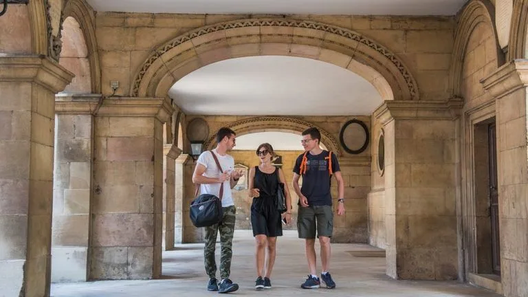 oxford-summer-courses-students-walking-through-cambridge-university