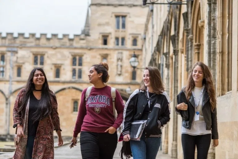 Oxford-Summer-Courses-students-walking-at-the-University-of-Oxford