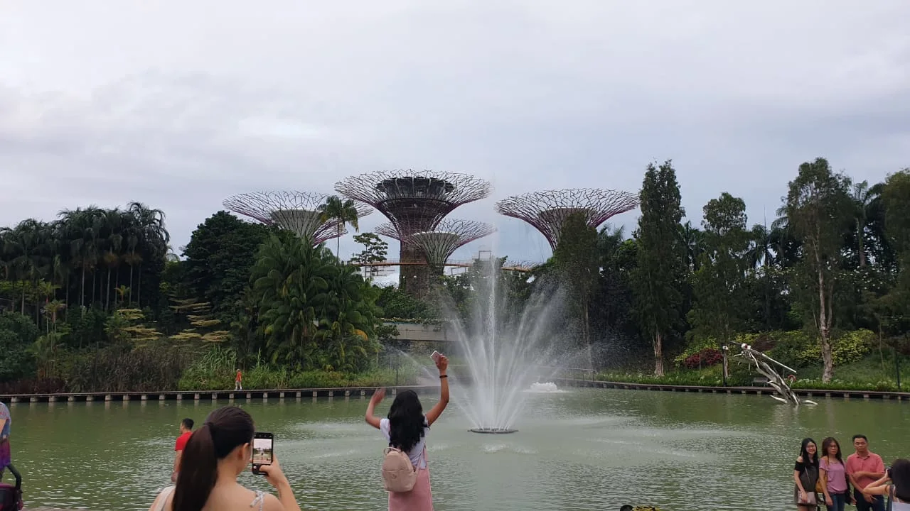 oxford-summer-course-students-at-ArtScience-Museum-by-the-bay-fountains-in-singapore