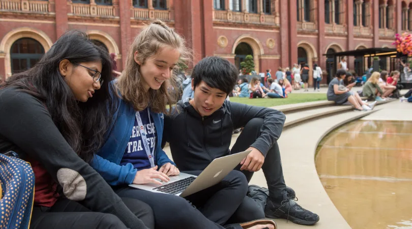 oxford-summer-courses-students-looking-at-laptop