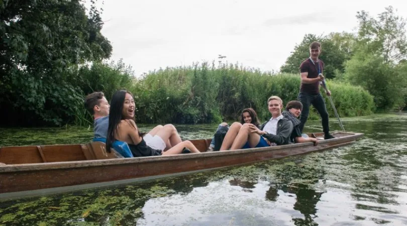 oxford-summer-courses-students-punting-in-oxford