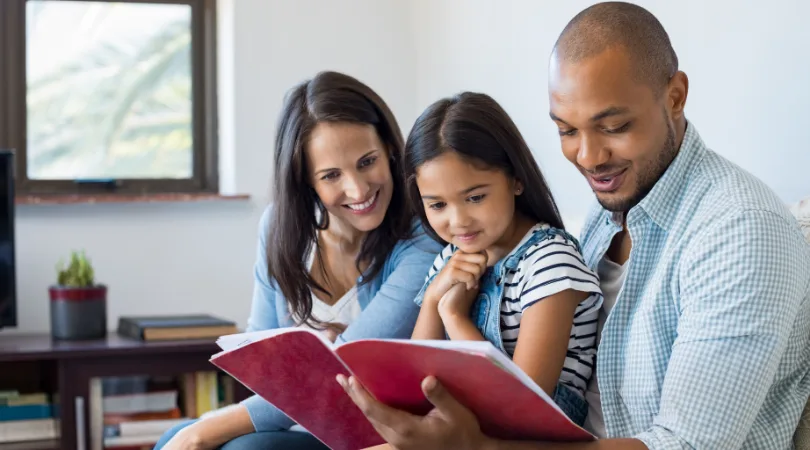 parents-helping-child-read