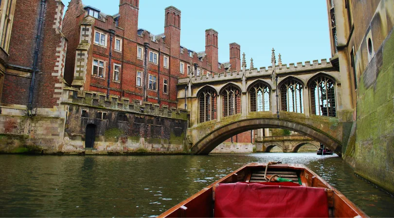 Punting-along-River-Cam-with-Bridge-of-Sighs