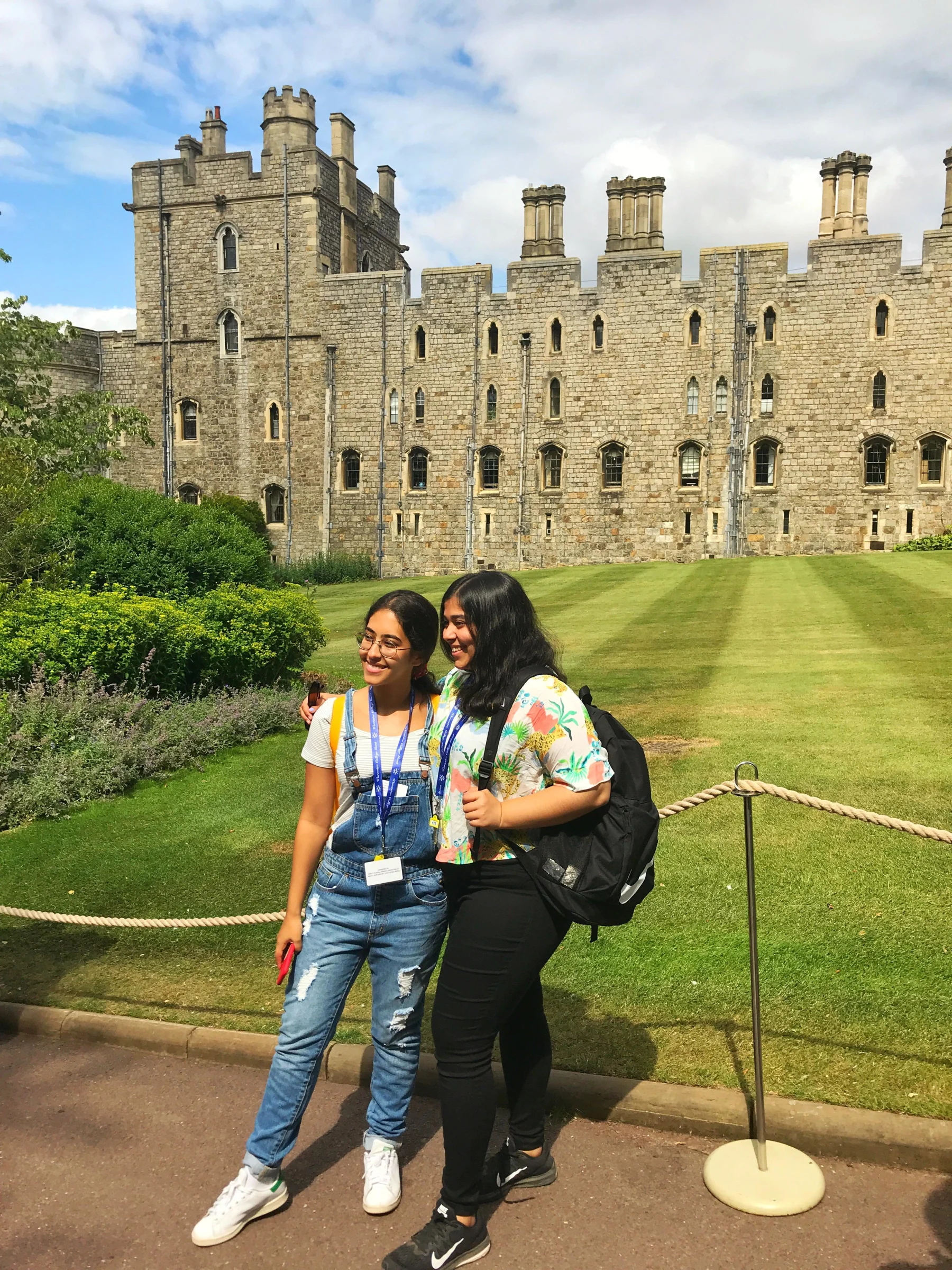 oxford-summer-courses-students-outside-windsor-castle