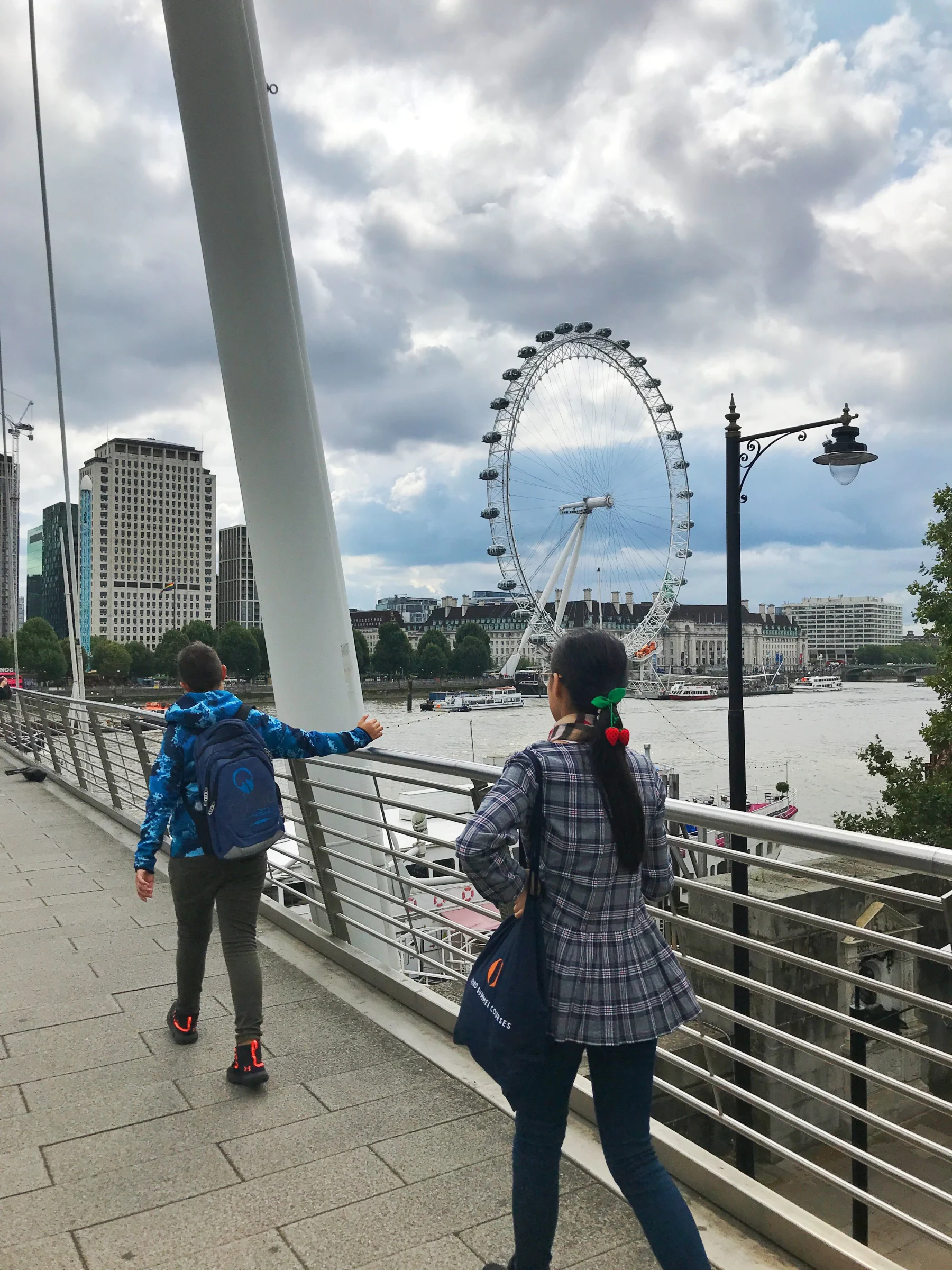 oxford-summer-courses-student-walking-through-london