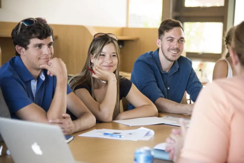 oxford-summer-courses-students-sat-in-class