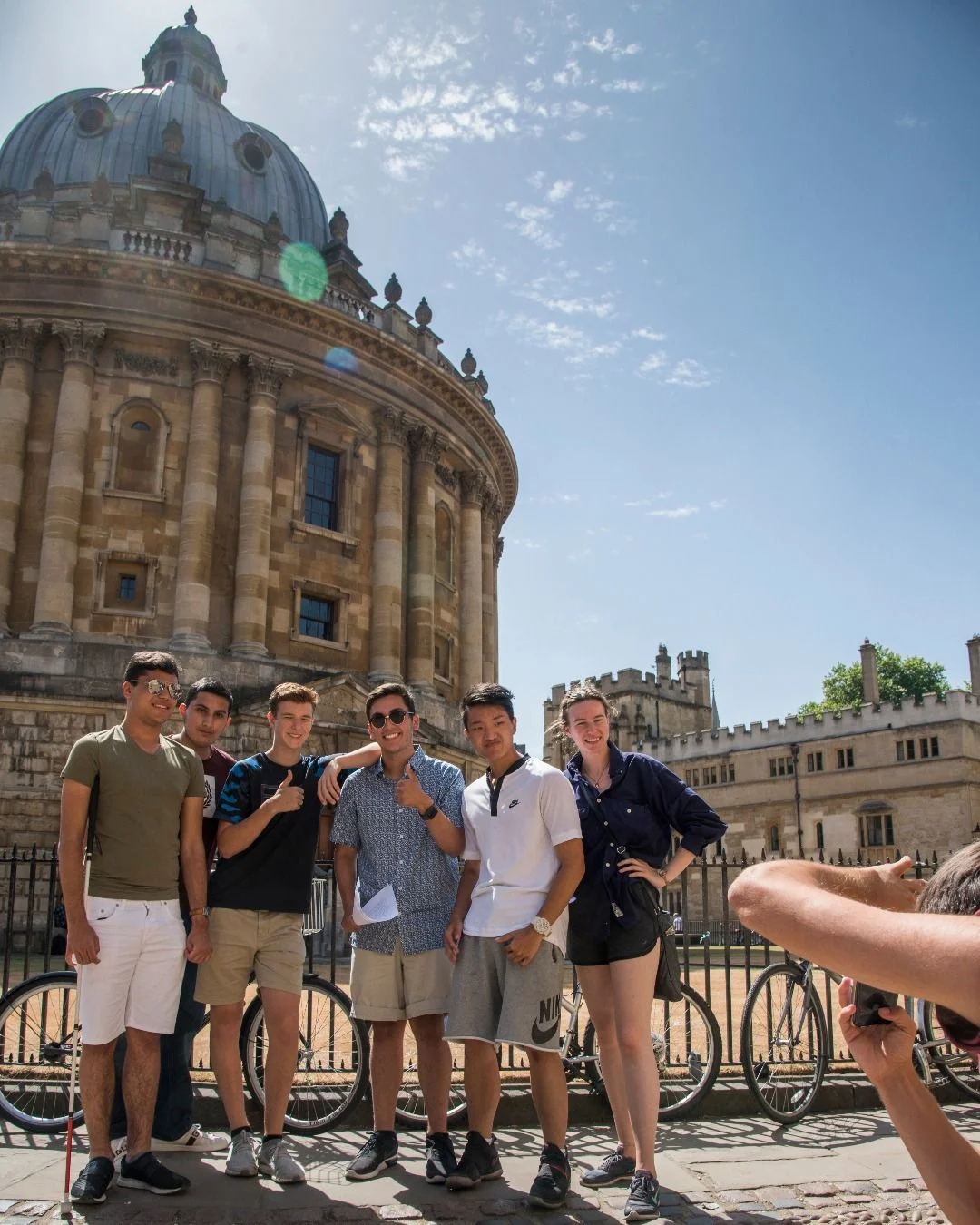 oxford-summer-courses-students-having-their-photo-taken-next-to-radcliffe-camera