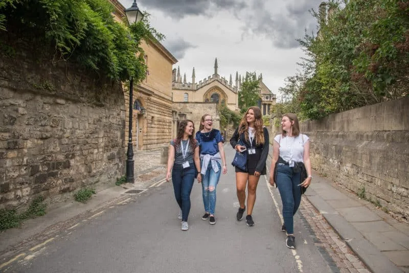 Oxford-summer-courses-students-walking-through-oxford