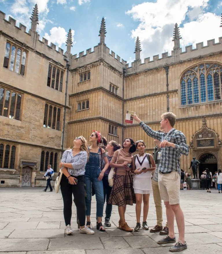 oxford-summer-courses-students-and-on-course-staff-exploring-bodleian-library