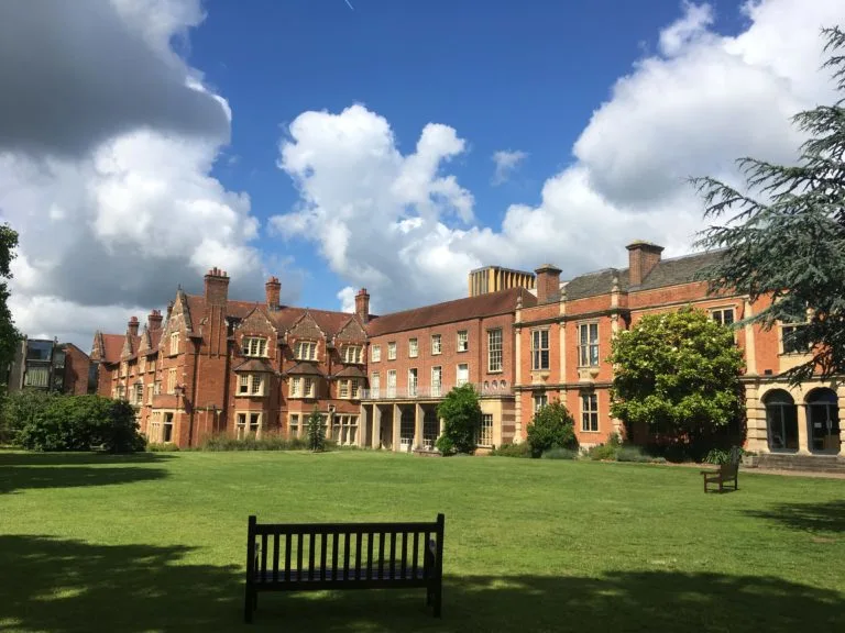 exterior-garden-of-somerville-college