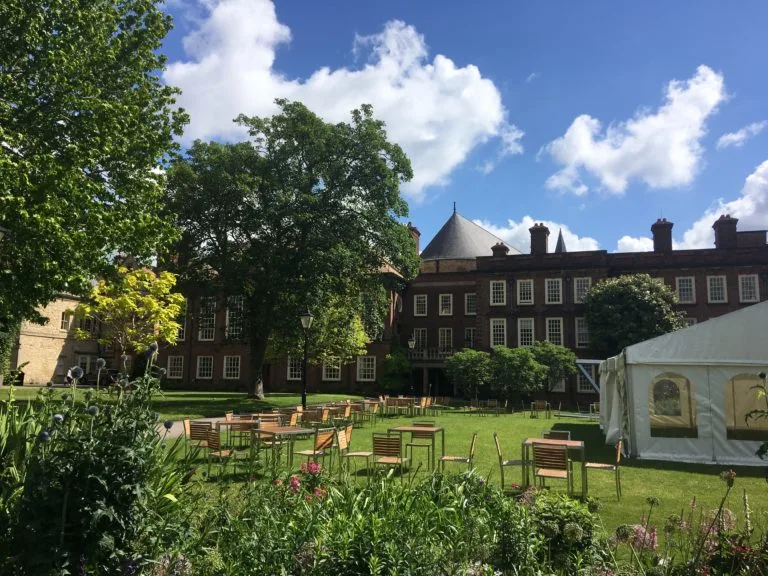 exterior-garden-of-somerville-college