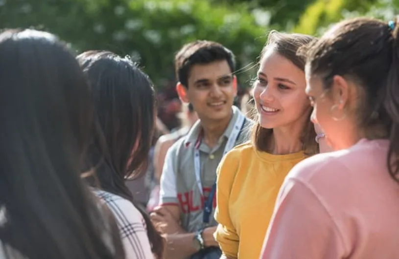 oxford-summer-courses-students-socialising.PNG