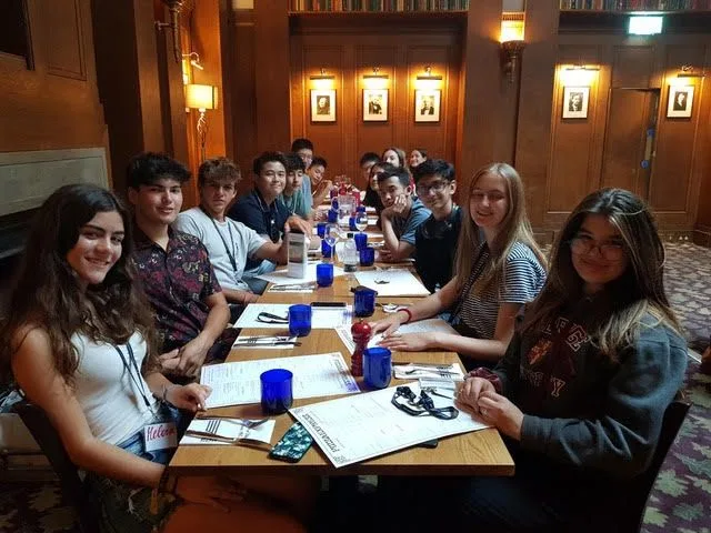 oxford-summer-courses-students-out-for-dinner