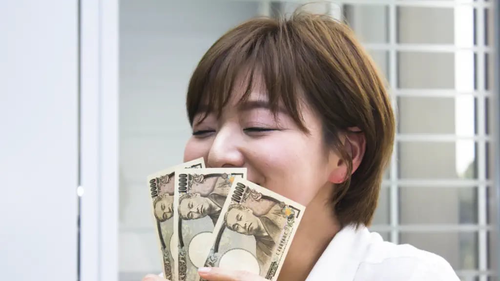 pregnant-woman-who-won-the-lottery-with-symbols-of-success