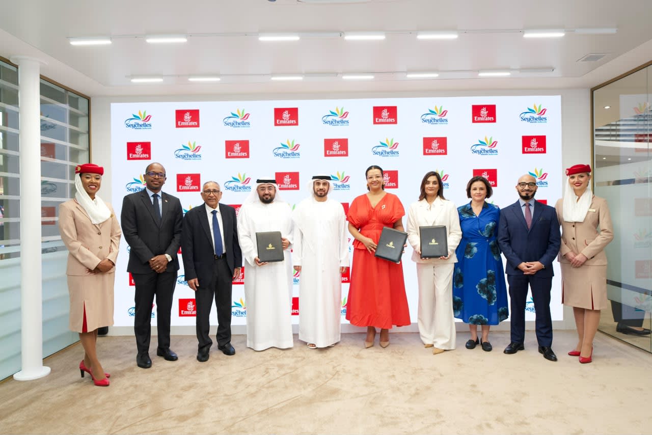 Group photo of the MoU signing at ATM Dubai, in the presence of Essa Sulaiman Ahmad, Emirates' Senior Vice President, Commercial Operations, West Asia and Indian Ocean; Amanda Bernstein, Minister of Tourism and Culture and Vesna Rakic, Chief Executive Officer of the Seychelles Tourism Board, in addition to the presence of other Emirates airline representatives.