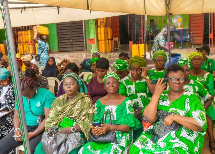 Market Women Receive Gov Grants