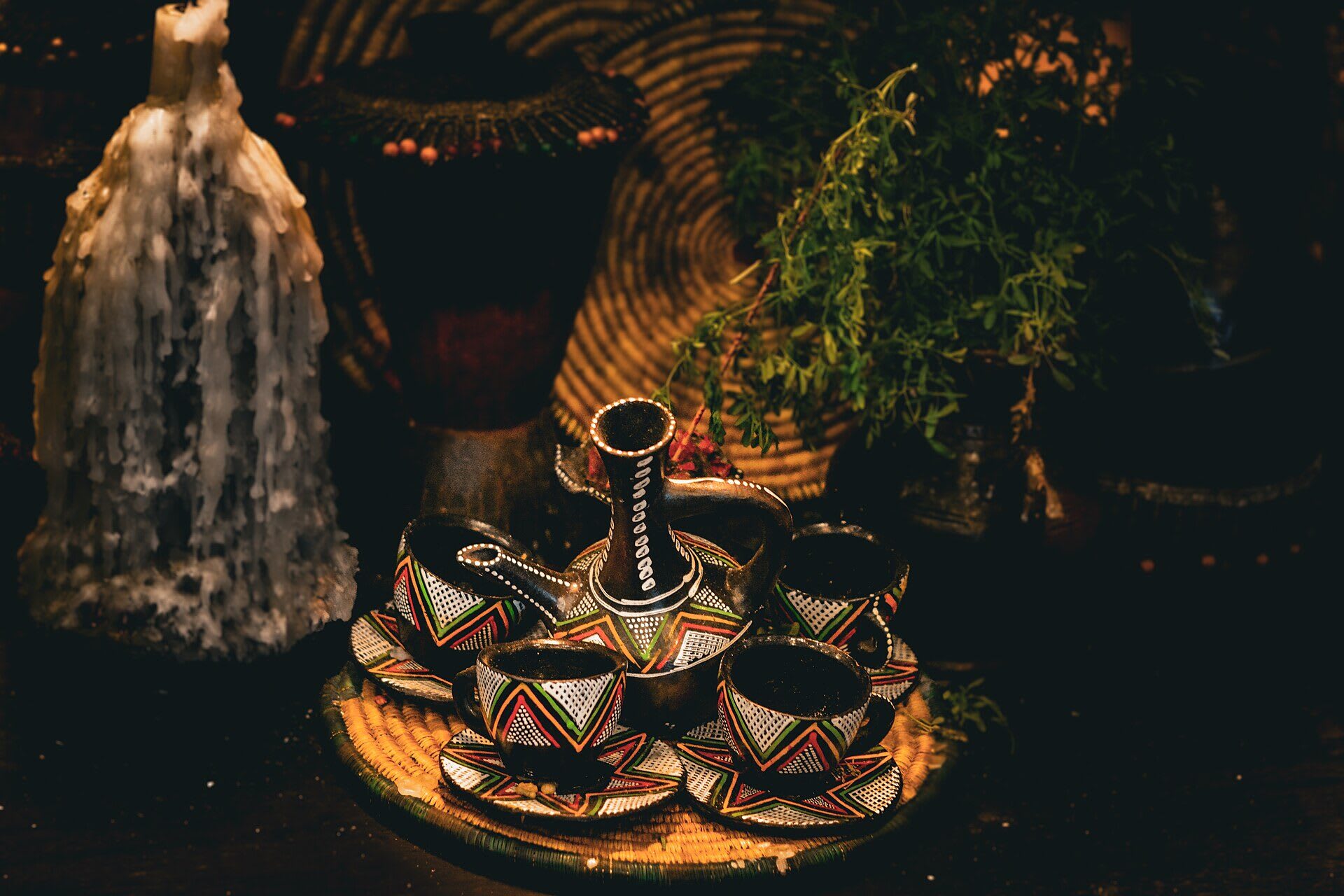 Une jebena et des tasses préparées pour une cérémonie du café éthiopien