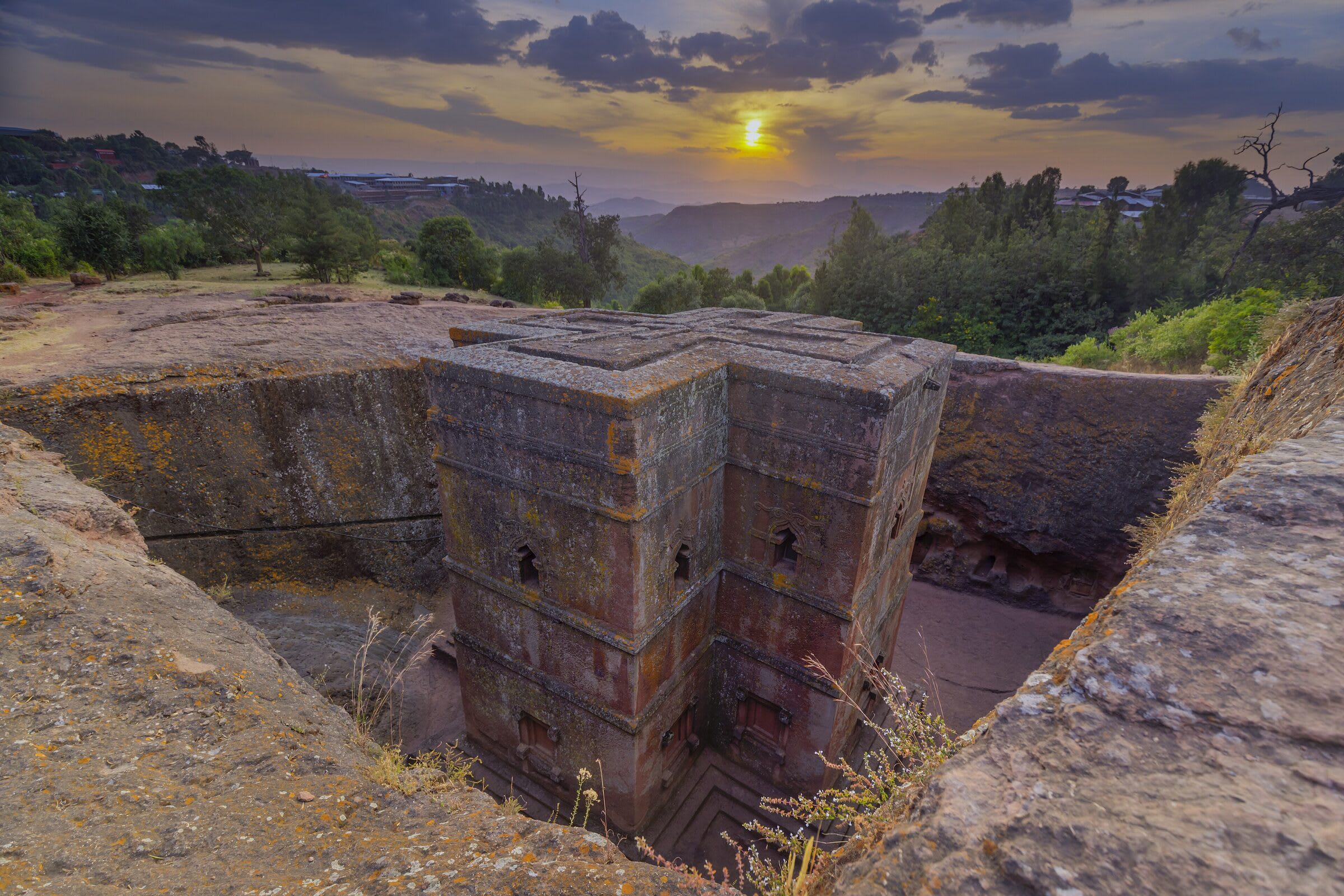 Die kreuzförmige Georgskirche, in den Fels von Lalibela gehauen