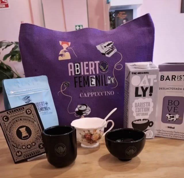 Kit de la edición Cappuccino: bolsa morada, leches, tazas y café