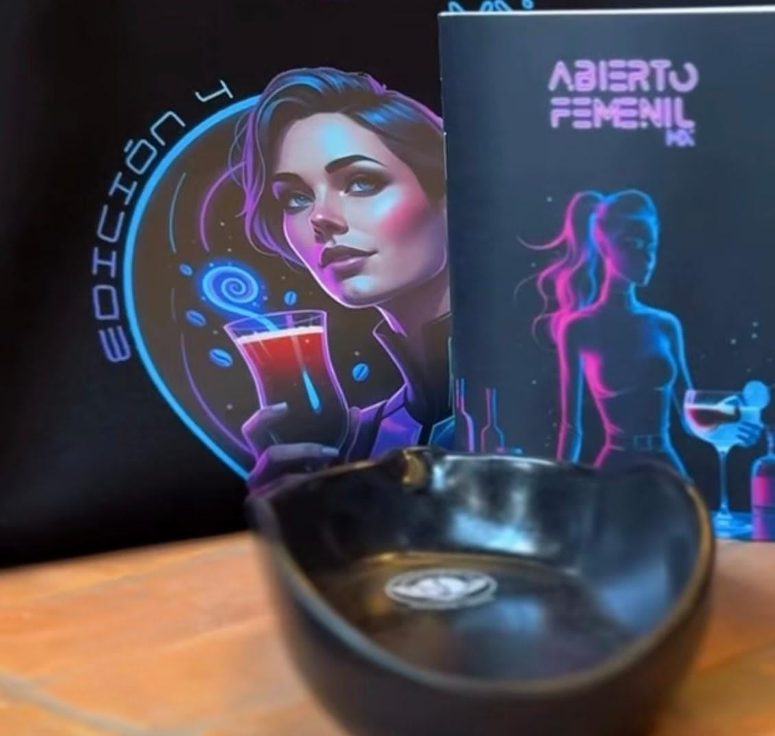 Arte de la cuarta edición Café & Gin junto a una taza negra