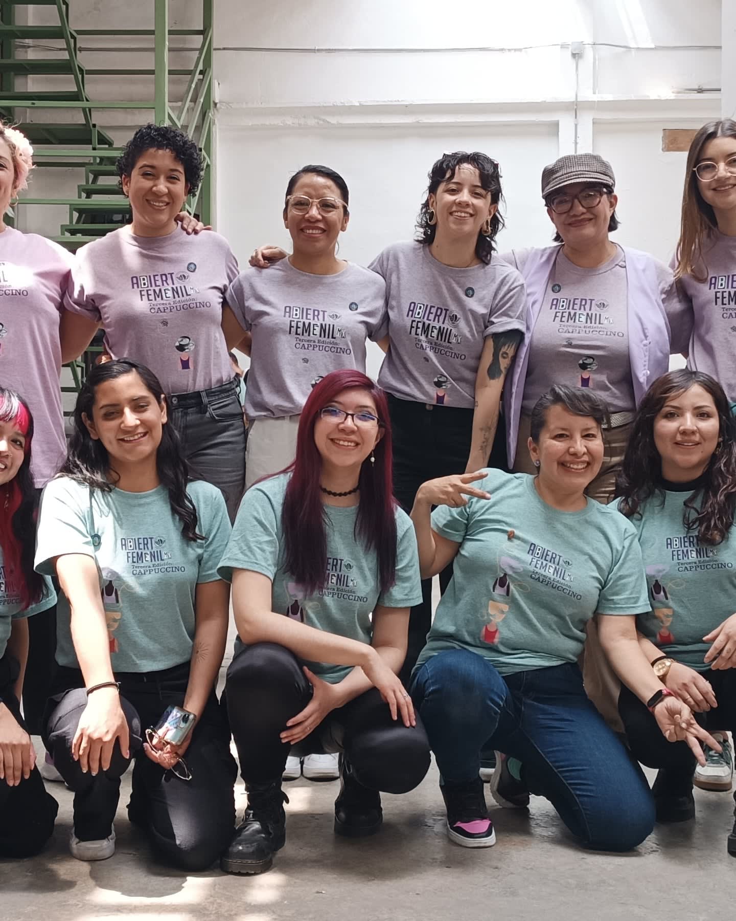 Participantes, juezas y voluntarias del Abierto Femenil posan juntas en un patio