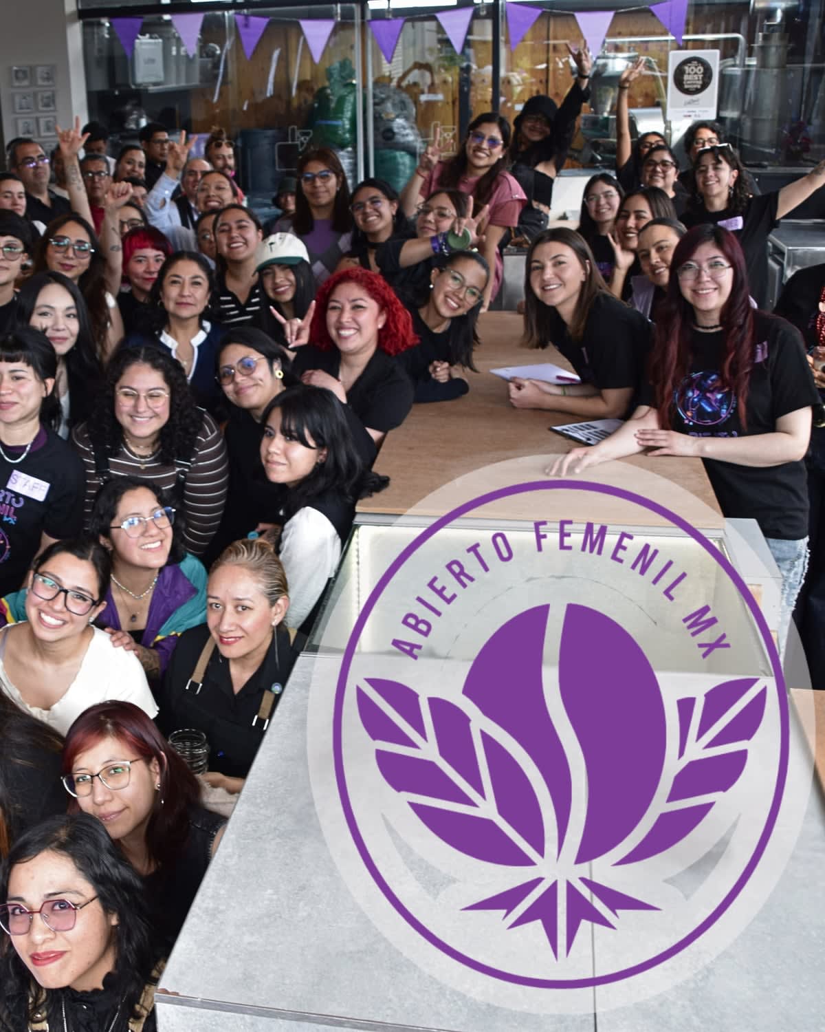 Dozens of Abierto Femenil participants gathered together, with the certamen's seal