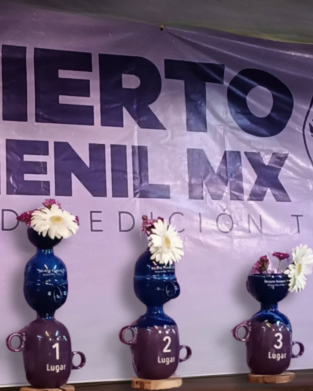 Los trofeos de cerámica de primer, segundo y tercer lugar, con flores