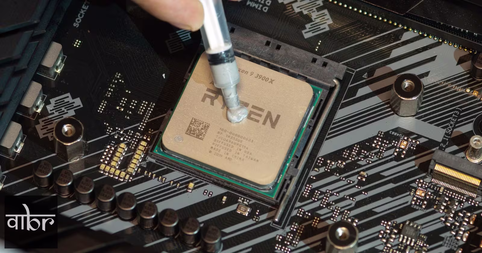 Applying thermal paste on CPU