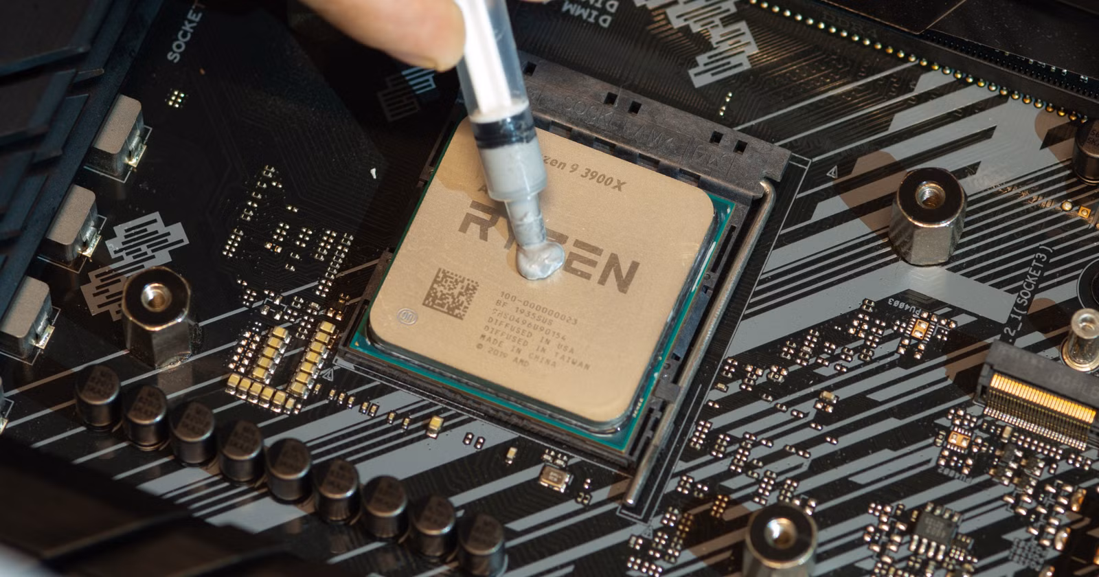 Applying thermal paste on CPU